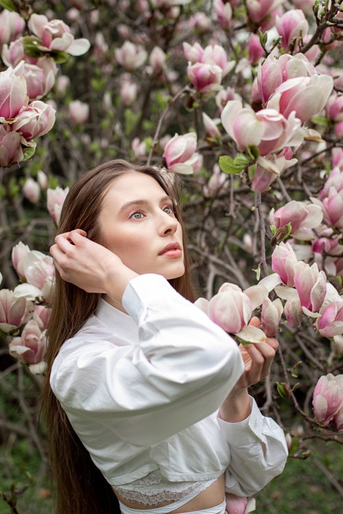 Jarní portrét fashion modelky v magnoliích